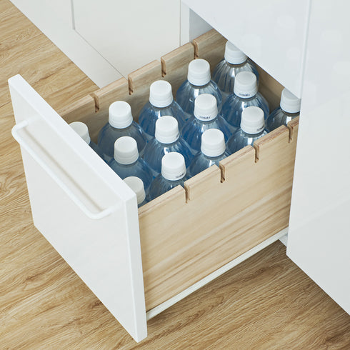 【ストック品は、深引出しへ】
かさばるペットボトルのストックや、背の高い調味料なども、たっぷりと収納できる深型の引出しが、キッチンをいつもきれいに保つお手伝いをします。