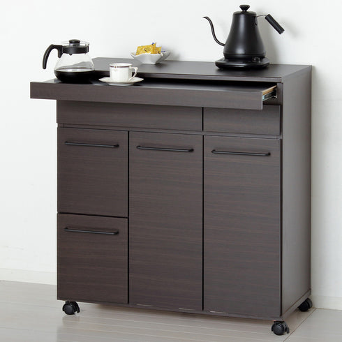 【あなただけの、おうちカフェ空間】
温かみのあるブラウンのカウンターで、お気に入りのカップにお茶を淹れる時間は、忙しい毎日の中に心安らぐ豊かなひとときをもたらします。