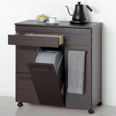 【生活感は、扉の向こうへ】
面倒な分別が必要なゴミ箱も、扉の中にスマートに隠すことで、キッチンはいつもすっきりとした印象を保ち、急な来客時も安心です。