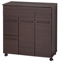 【シックに魅せる、大人のブラウン】
落ち着いた色合いのブラウンは、キッチンに高級感と温もりをプラスし、上質で居心地の良いカフェのような空間を演出します。