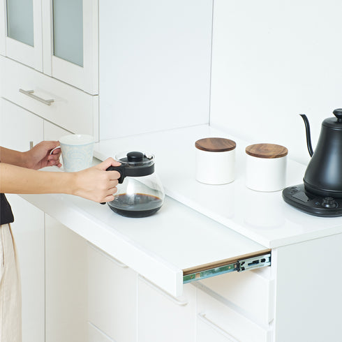【淹れたてを、ここで楽しむ】
さっと引き出せるスライド棚は、淹れたてのコーヒーを置いたり、盛り付けの準備をしたりと、あなたのキッチンにもう一つの快適なスペースを生み出します。