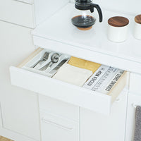 【散らかる小物は、この一杯に】
カトラリーやラップ、布巾といった細々したキッチン小物を浅型の引出しにまとめれば、見た目もすっきり、調理中の動線もスムーズになります。