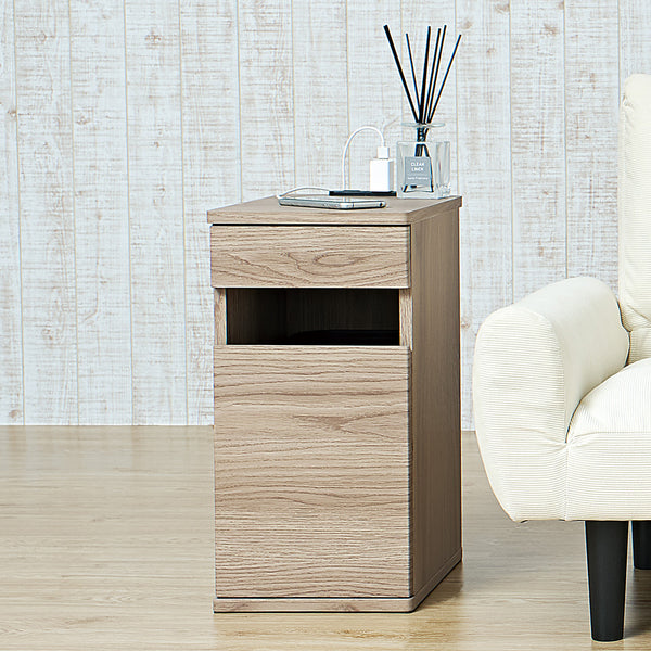 お部屋に馴染みやすいスタイリッシュなデザインのコンセント付きダストボックスです。