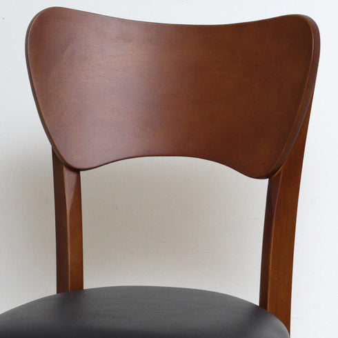 【深みのある木目の表情】
落ち着いたブラウンカラーと美しい木目が織りなす高級感は、背中を優しく支える機能性と共に、ダイニングをシックで上質な空間へと導きます。