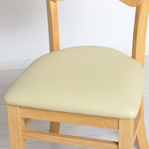 【清潔さと座り心地を両立】
汚れてもサッと拭き取れる合成皮革の座面には、程よい硬さのウレタンクッションが入っており、お手入れのしやすさと快適な座り心地を両立させました。