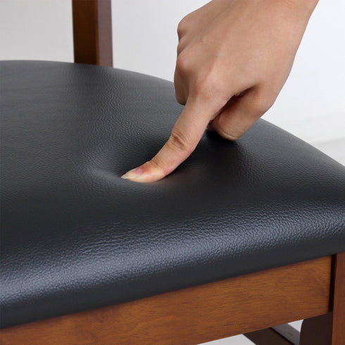 【程よい弾力が体を支える】
座面には適度な弾力を持つウレタンフォームを内蔵し、沈み込みすぎず、底つき感のないしっかりとした座り心地で、長時間のリラックスタイムをサポートします。