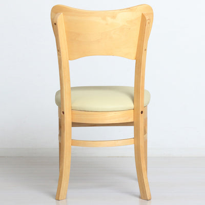 【後ろ姿に宿るデザイン性】
ダイニングテーブルに収めた時にも目に触れる後ろ姿まで美しく設計されており、空間に軽やかさと木の温もりを与え、お部屋全体の印象をぐっと引き立てます。