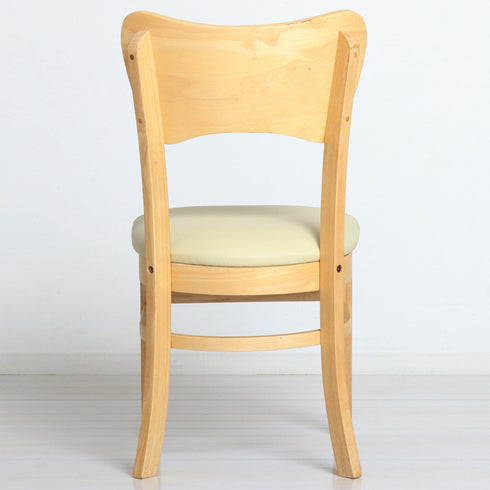 【後ろ姿に宿るデザイン性】
ダイニングテーブルに収めた時にも目に触れる後ろ姿まで美しく設計されており、空間に軽やかさと木の温もりを与え、お部屋全体の印象をぐっと引き立てます。