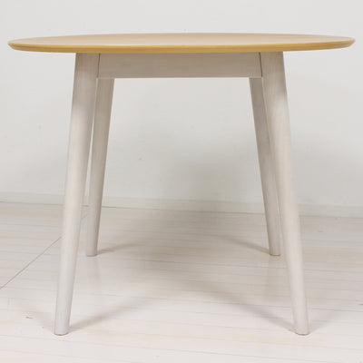 テーブルの脚は可愛らしいハの字型で、温かみのある天然木が使われており、柔らかな印象と優れたデザインを生み出しています。