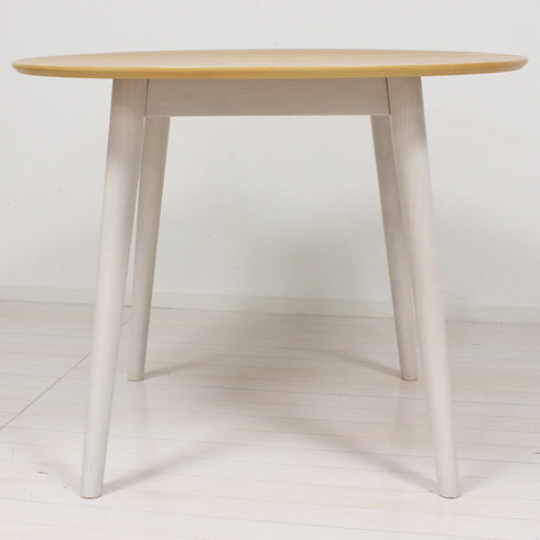 テーブルの脚は可愛らしいハの字型で、温かみのある天然木が使われており、柔らかな印象と優れたデザインを生み出しています。