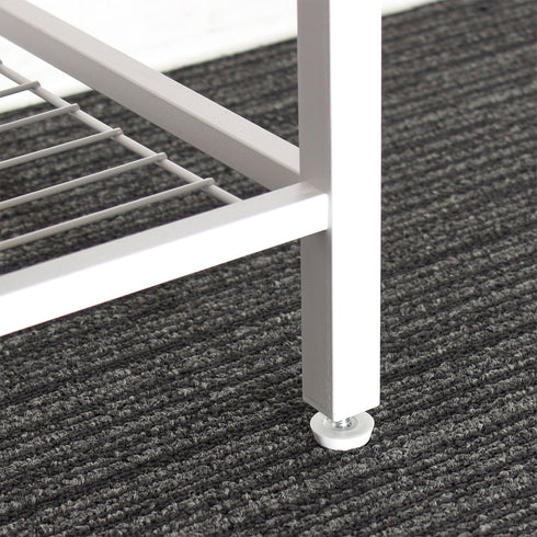 座面の角に丸みを持たせた安全設計な上、脚部にはガタつきを防ぐアジャスター付きで安定感のある設置が可能です。