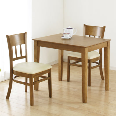 【会話が弾む、心地よい空間】
明るくナチュラルなライトブラウンのチェアは、同シリーズのテーブルと合わせることで統一感が生まれ、大切な人との会話が弾む温かな時間が流れます。