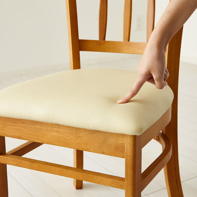 【お手入れ簡単、きれいが続く】
うっかり飲み物をこぼしてもサッと拭くだけで綺麗になるPVCレザーの座面は、小さなお子様がいるご家庭でも安心してお使いいただけます。