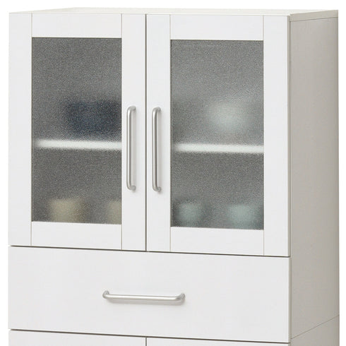 中が見えにくいすりガラス扉を採用しているため、生活感を隠しながら、食器や雑貨、日用品までスッキリ収納。