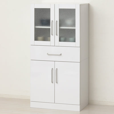 【省スペースで叶える、理想の暮らし】
高さ120cmのコンパクト設計は限られた空間にもすっきりと収まり、明るいホワイトカラーと洗練されたデザインが、キッチンやダイニングはもちろんリビングにも自然に溶け込み、傷や汚れに強いメラミン仕様で日々の暮らしを美しく支える、まさに理想の収納です。