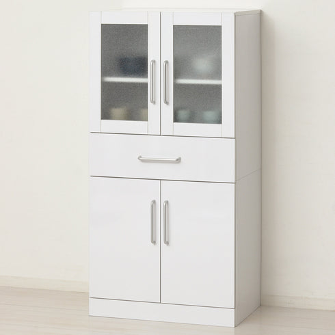 【省スペースで叶える、理想の暮らし】
高さ120cmのコンパクト設計は限られた空間にもすっきりと収まり、明るいホワイトカラーと洗練されたデザインが、キッチンやダイニングはもちろんリビングにも自然に溶け込み、傷や汚れに強いメラミン仕様で日々の暮らしを美しく支える、まさに理想の収納です。