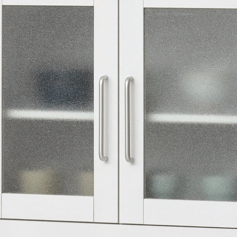 【生活感を隠す、洗練のすりガラス】
中の食器を程よく隠してくれる上品なすりガラスは、キッチンの生活感を抑えながら清潔感を演出し、大きめで握りやすい取っ手と組み合わせることで、デザイン性と毎日の使いやすさを見事に両立させています。