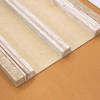 棚板には、縦に積層板を配置して強度を高めた内部構造を採用。耐久性に優れており、長期間の使用にも耐える設計です。