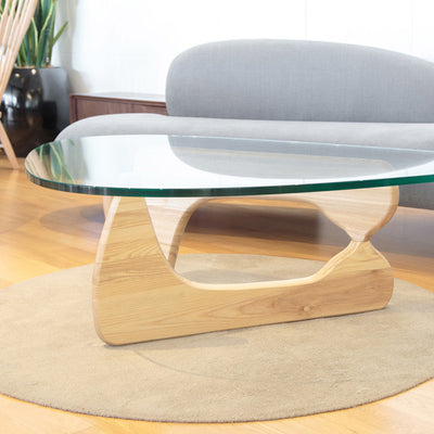 ガラスの天板と2本の脚のシンプルな構成ながら有機的なフォルムで、まるで彫刻作品の一つのようなデザインとなっています。