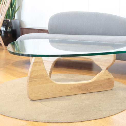 ガラスの天板と2本の脚のシンプルな構成ながら有機的なフォルムで、まるで彫刻作品の一つのようなデザインとなっています。