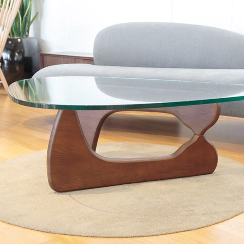 独特な形をした脚は、一見すると不安定そうにも見えますが、天板と直角に脚を配置することでしっかりと天板を支えています。