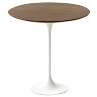 【優美な佇まい】流れるような曲線を描く一本脚が、空間に洗練されたモダンな印象を与えます。