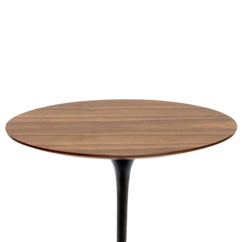 有機的で滑らかな曲線を描く華奢な一本脚と円形天板との組み合わせが、シンプルさと優雅さを兼ね備えたデザインとなっております。