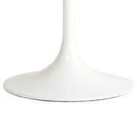 【空間に溶け込むフォルム】床との一体感を意識した美しいベースデザインが、お部屋に開放感を与えます。