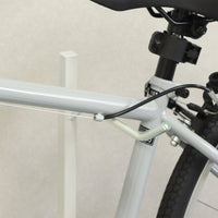 【傷つき防止設計】自転車のフレームを優しく保護するPVC製チューブがフックに巻かれています。