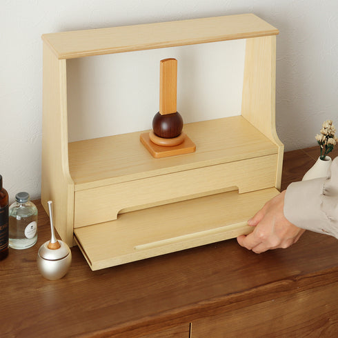 【使いたい時だけ、さっと引き出す】
普段はすっきりと、お参りの際には仏具を置くスペースをさっと引き出して使えるスライドステージが、限られた空間を有効に活用します。