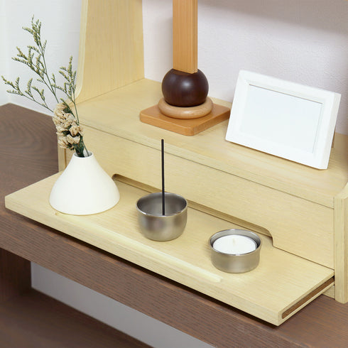 【祈りの時間を豊かにするステージ】
スライドステージを引き出せば、お花や香炉、ろうそくをゆったりと置くことができ、心静かに対話する時間に寄り添います。