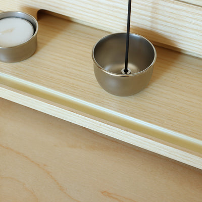 【心静まる、一筋の香り】
スライドステージの上で焚く一筋のお線香の香りが、忙しい日常の中に、故人と向き合う穏やかな時間をもたらします。