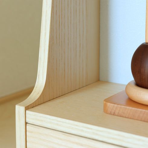 【空間に馴染む、柔らかな曲線】
側板に施された優美な曲線と、きめ細やかなアッシュ材の木目が、主張しすぎず、あらゆるインテリアに優しく溶け込みます。