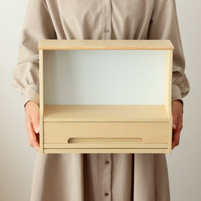 【女性でも軽々持てるコンパクトさ】
重さ約2.4kgと軽量なため、お部屋の模様替えやお掃除の際の移動も簡単で、いつでも好きな場所に祈りの場を移せます。