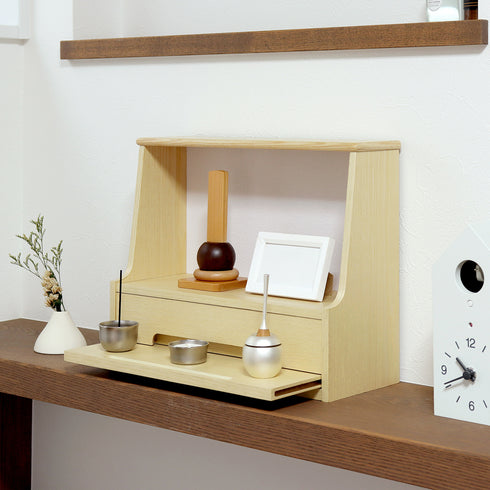 【スライドステージで広がる祈りの空間】
奥行き13cmのコンパクトな佇まいに、必要なものをきちんと収められるスライドステージと引出しを備え、穏やかな祈りの時間を毎日の暮らしの中に設えるミニ仏壇です。