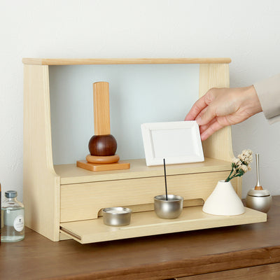 【大切な思い出を、いつもそばに】
コンパクトながらも写真やお位牌をきちんと置けるスペースがあり、引出しやスライドステージで使いやすく、故人を偲ぶ大切な時間をそっと支えます。