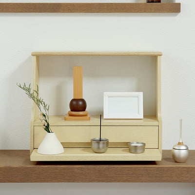 【祈りの道具もすっきりと収納】
お線香や数珠、ろうそくといった小物類は引出しの中へ、お花や仏具はスライドステージへと、祈りに必要なものをスマートに整頓できます。