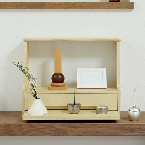 【祈りの道具もすっきりと収納】
お線香や数珠、ろうそくといった小物類は引出しの中へ、お花や仏具はスライドステージへと、祈りに必要なものをスマートに整頓できます。