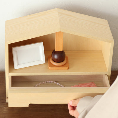 【大切なものを、この場所に】
祈りの時間に欠かせない数珠や、思い出の写真は、すぐに取り出せるこの引出しにまとめておくことで、心がいつも整います。