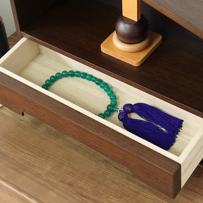 【大切な想いを、桐の引出しへ】
引出しの木枠には調湿性に優れた桐材を使用しており、大切な数珠や思い出の品を、最適な状態で保管することができます。