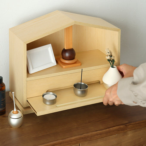 【祈りの準備も、丁寧に】
スライドステージは仏具やお花を飾る動作もスムーズで、日々の語らいの時間を、より丁寧で心豊かなものにしてくれます。