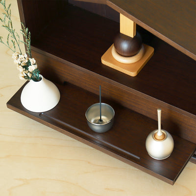 【祈りを彩る、専用ステージ】
スライド式のステージの上には、お気に入りの香炉やお花を飾り、故人を偲ぶ大切な空間を、あなたらしく彩ることができます。