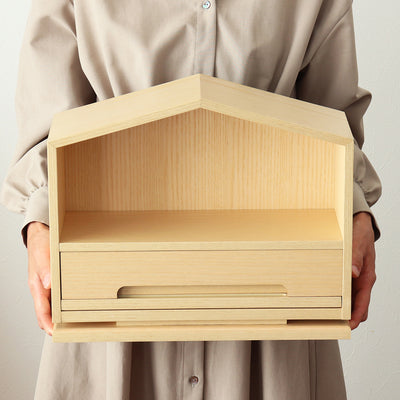 【どこにでも置ける、この軽さ】
約2.4kgと女性でも持ち運びやすい軽さだから、チェストの上や本棚など、暮らしに合わせてお好きな場所に設置できます。