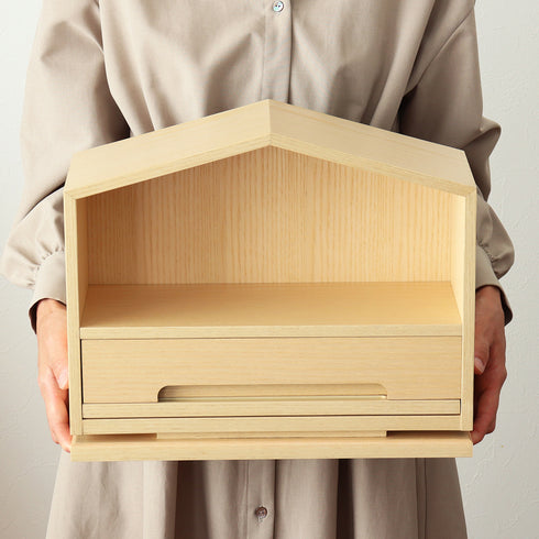 【どこにでも置ける、この軽さ】
約2.4kgと女性でも持ち運びやすい軽さだから、チェストの上や本棚など、暮らしに合わせてお好きな場所に設置できます。