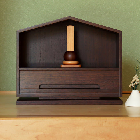 【故人と語らう、私の場所】
三角屋根の下、大切な方を祀るその空間は、まるで小さな家のようであり、日々の暮らしの中でそっと心を通わせる、あなただけの特別な場所になります。