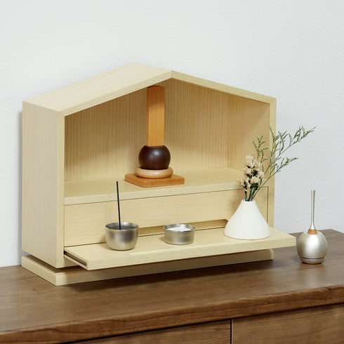 【小さくても、心はゆったり】
奥行き13cmとスリムながら、スライドステージを使えば、お花や仏具をきちんと祀ることができ、故人と向き合うためのゆったりとした空間が生まれます。