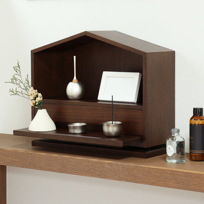 【リビングに馴染む、祈りの家】
シックなブラウンカラーは、リビングのサイドボードにも自然と溶け込み、日常のすぐそばで故人を偲ぶ、穏やかな時間をもたらします。