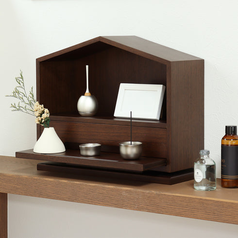 【リビングに馴染む、祈りの家】
シックなブラウンカラーは、リビングのサイドボードにも自然と溶け込み、日常のすぐそばで故人を偲ぶ、穏やかな時間をもたらします。