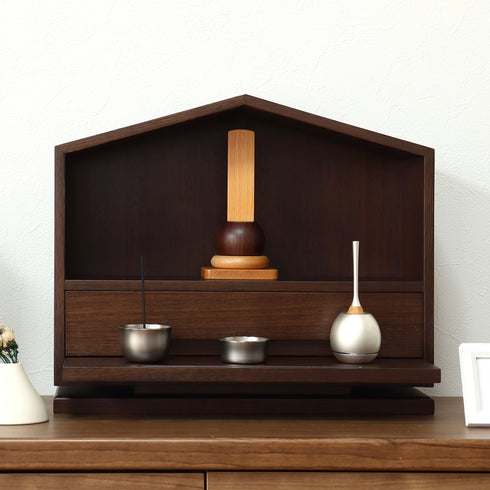 【暮らしに寄り添う、祈りのかたち】
現代のライフスタイルに合うモダンなデザインは、堅苦しさを感じさせず、毎日の暮らしの中で自然に手を合わせたくなる、新しい祈りのかたちを提案します。