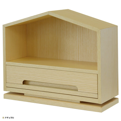 【お部屋に馴染む、木のぬくもり】
ナチュラルカラーのやわらかな風合いと、かわいらしい三角屋根のデザインが、どんなお部屋にも優しく馴染み、温かみのある空間を演出します。